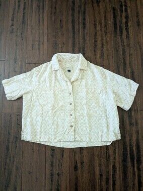 Universal Thread Short-Sleeve Button Cropped Shirt in Light Cream